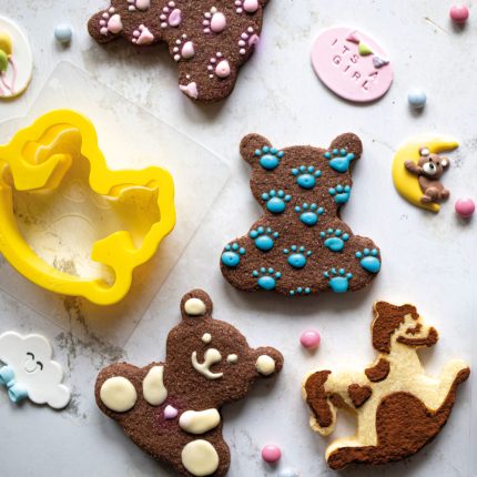 Decora резци и шаблони Baby (бебешка тематика за бисквитки) Създайте сладки и нежни бисквитки за бебешки събития с този комплект "Baby" от италианската марка Decora.